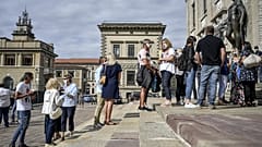 ΙΤΑΟΙ ΔΙΑΔΗΛΩΝΟΥΝ ΜΕ ΜΑΣΚΕΣ ΣΤΟΝ ΜΠΕΡΓΚΑΜΟ