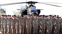 Almanya'da görev yapan NATO askerleri tatbikat esnasında.