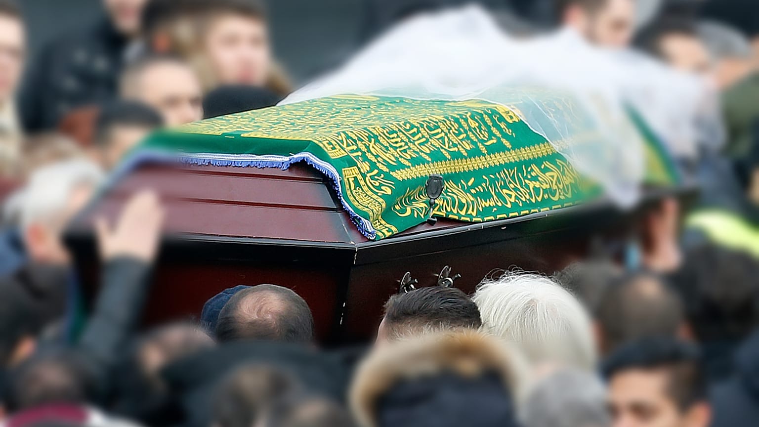 Almanya'da cenaze törenine katılan kişiler Covid-19'a yakalandı
