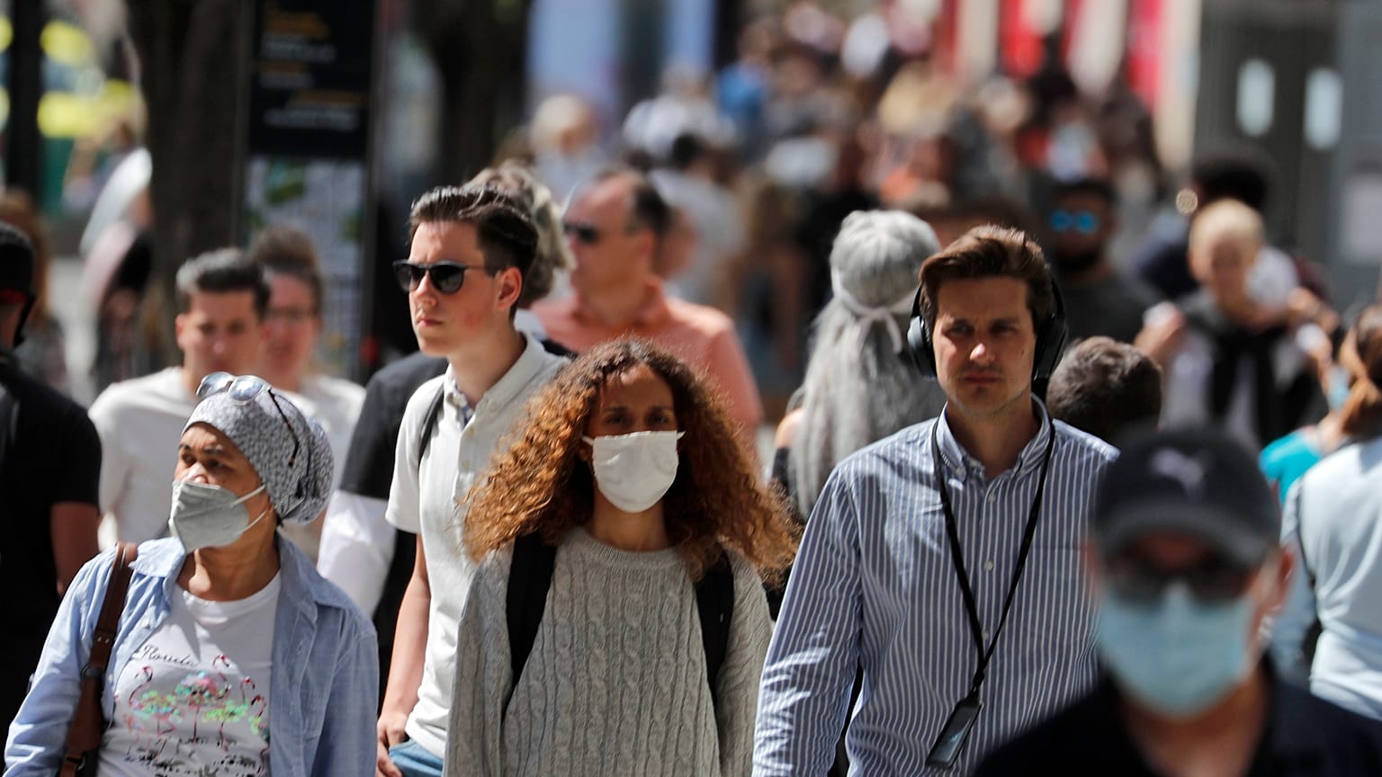 ¿Por qué les cuesta a los británicos llevar mascarilla?