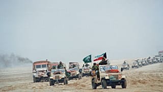 قوات كويتية متجهة إلى العاصمة الكويت أثناء عملية تحرير البلاد من الاحتلال العراقي والتي تمّت في العام ١٩٩١