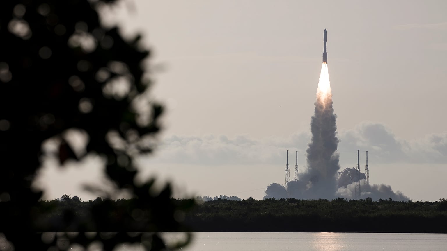 Запуск ракеты Atlas V с мыса Канаверал