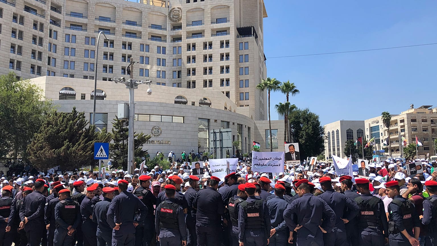 تظاهرة لآلاف المعلمين الأردنيين للمطالبة برفع الأجور، وقوات الأمن الأردنية عمان، الأردن.
