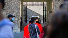 'Josu Ternera' abandona la cárcel de la Santé (París) en el coche de su abogada