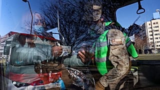 Una mujer se identifica para acceder al transporte público en Santiago (Chile)