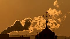 Vilnius kentinde bir fabrikanın bacasından yükselen duman 
