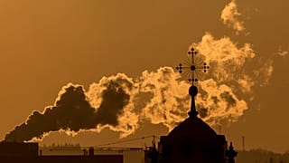 Vilnius kentinde bir fabrikanın bacasından yükselen duman 