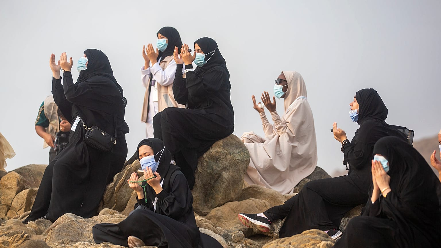Arafat Dağı'nda dua eden hacı adaylar
