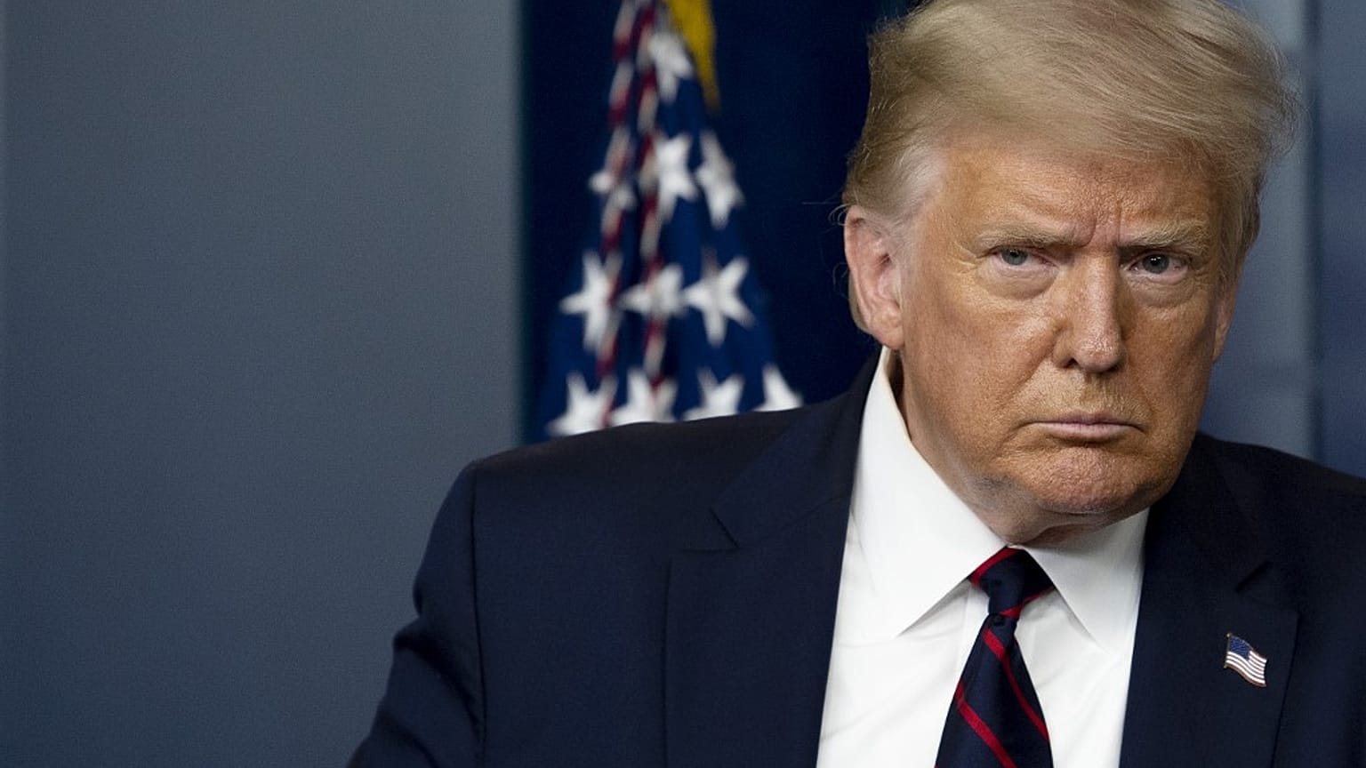 Trump arriva alla conferenza stampa