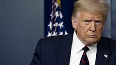 Trump arriva alla conferenza stampa