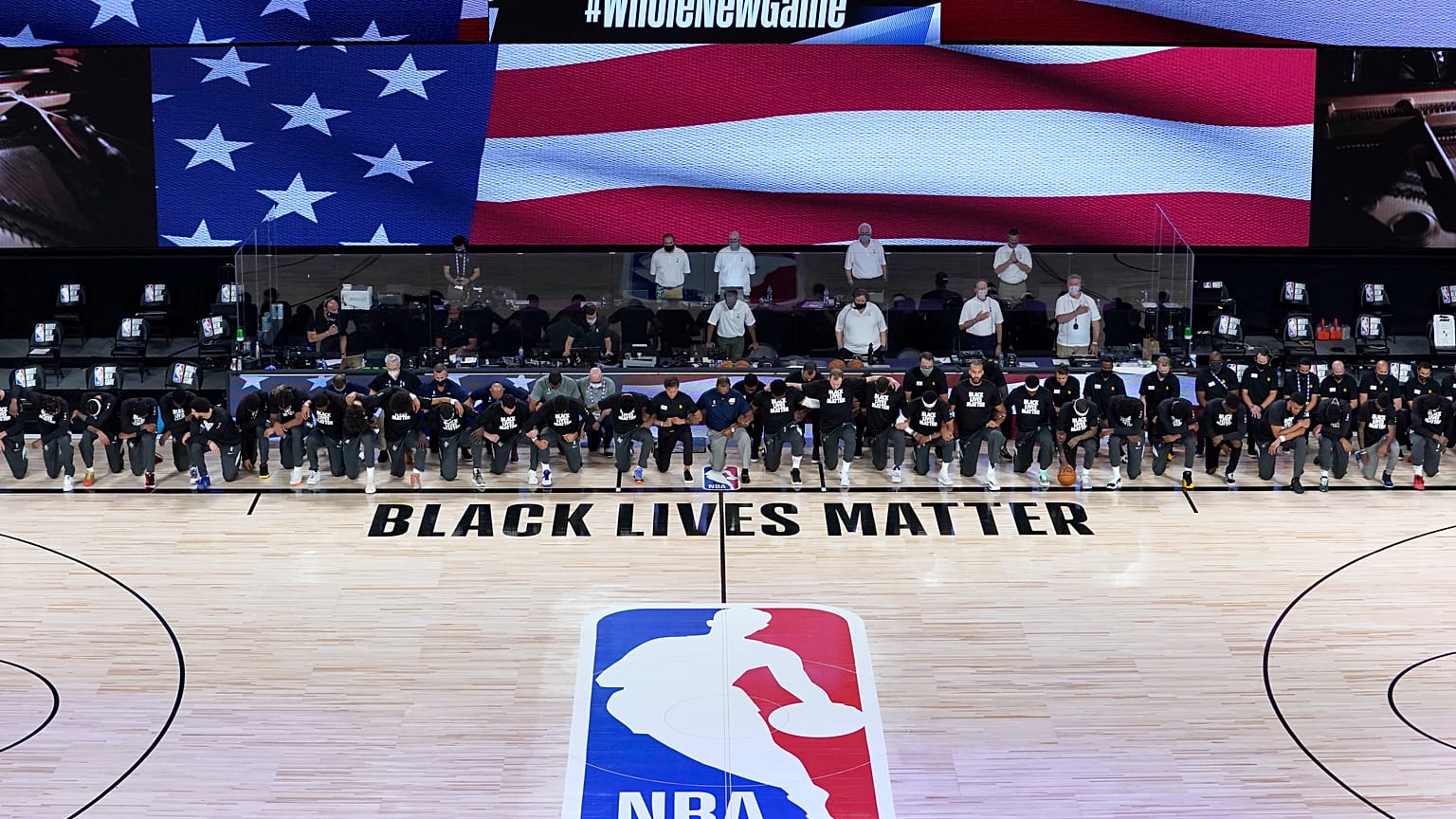 NBA oyuncuları diz çökerek Black Lives Matter hareketine destek verdi