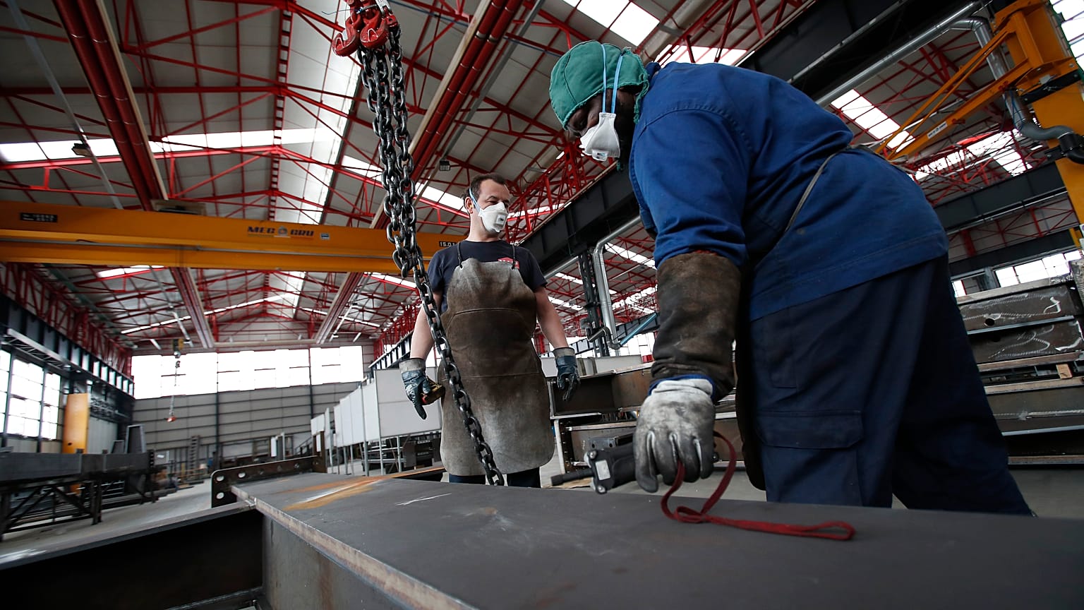 Operai al lavoro in una fabbrica di Milano, 6 maggio 2020
