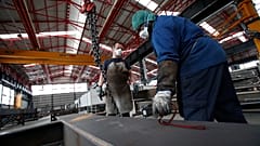 Operai al lavoro in una fabbrica di Milano, 6 maggio 2020
