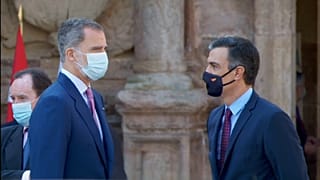 Felipe VI junto al presidente español Pedro Sánchez