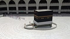 الحجاج المسلمون يصطفون للمغادرة بعد طوافهم حول الكعبة