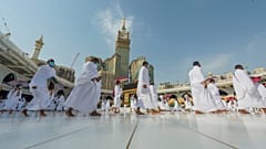 حجاج يطوفون بالكعبة مع الإلتزام بإجراءات التباعد الإجتماعي