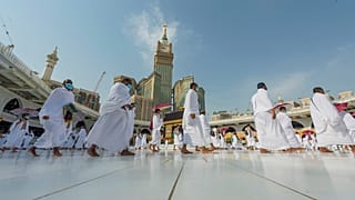 حجاج يطوفون بالكعبة مع الإلتزام بإجراءات التباعد الإجتماعي