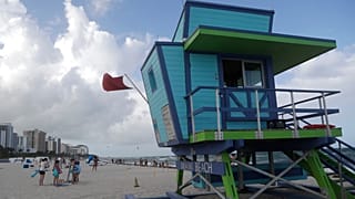 Wokenwände ziehen an einem Strand in Florida auf