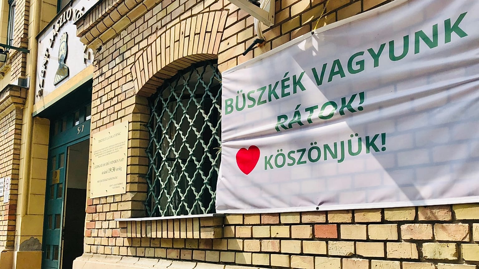 Köszönetnyilvánítás a budapesti Szent László Kórház főbejáratánál