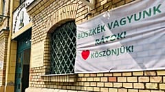 Köszönetnyilvánítás a budapesti Szent László Kórház főbejáratánál