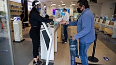 Handdesinfektion in einem Telefonshop in Mexico City