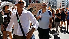 Αρνητές του COVID-19 διαδήλωσαν μαζικά στο Βερολίνο