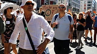 Αρνητές του COVID-19 διαδήλωσαν μαζικά στο Βερολίνο