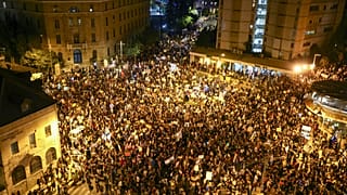 Kudüs'te Başbakan Binyamin Netanyahu'nun rezidansının önünde toplanan kalabalık protesto gösterisi düzenledi