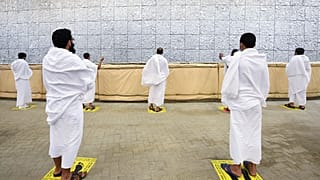 مراسم رمی جمرات حج با رعایت الزامات بهداشتی شیوع کرونا 