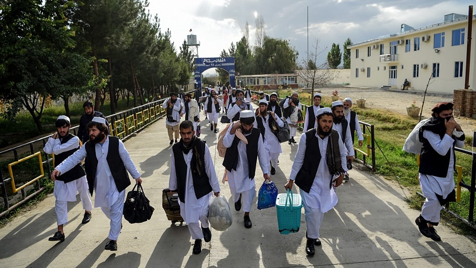 Cezaevinden serbest bırakılan Taliban üyeleri 