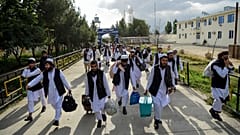 Cezaevinden serbest bırakılan Taliban üyeleri 
