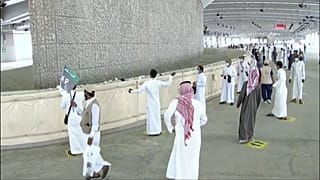 حجاج پرتاب سنگ به نماد شیطان را به سبک کرونا برگزار کردند