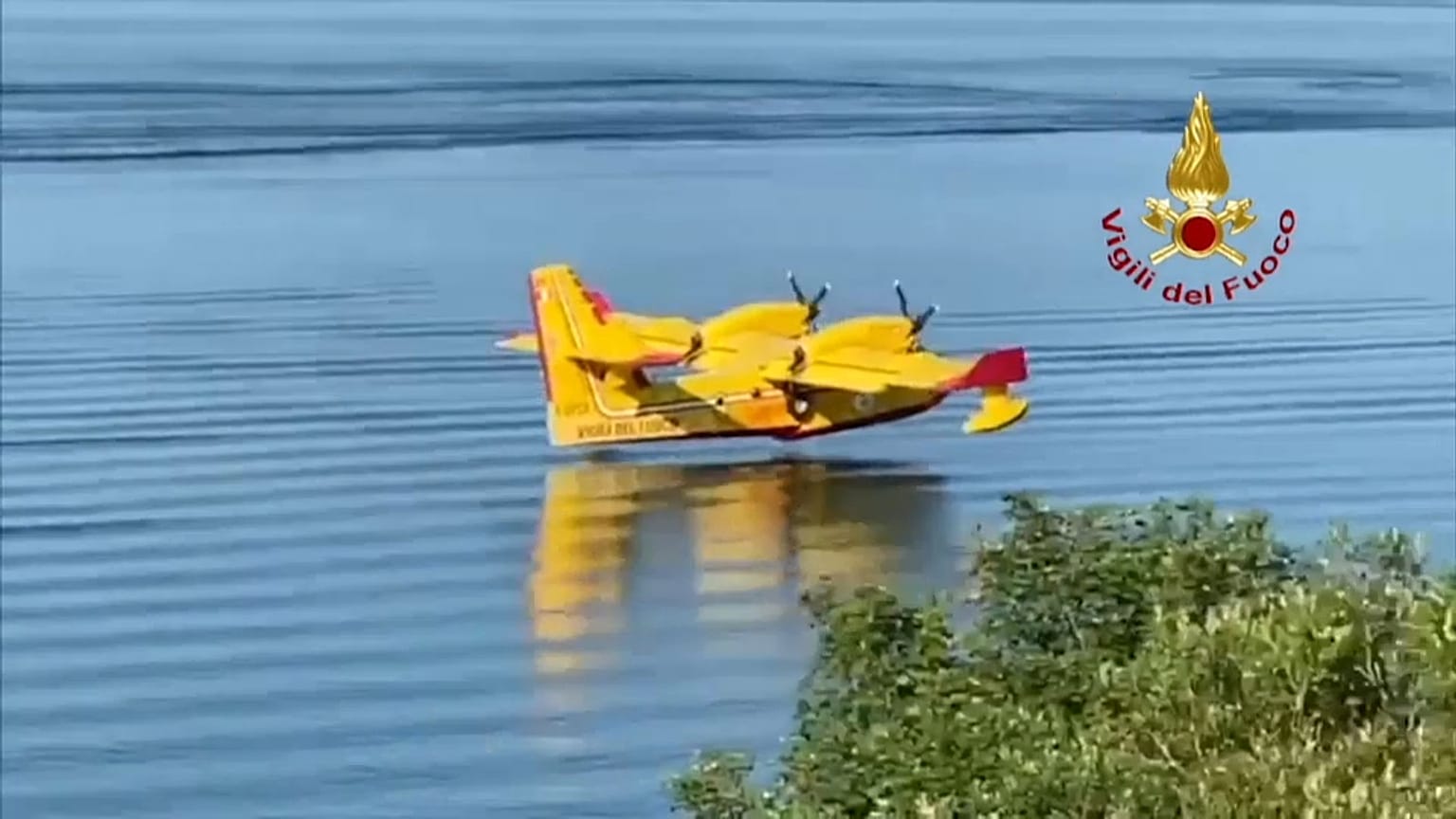 Un Canadair dei Vigili del Fuoco