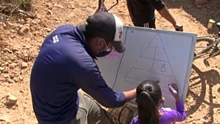 Un profesor acude al domicilio de una alumna en la zona rural