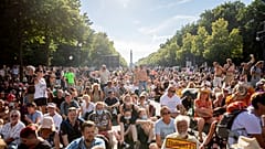 Rund 20.000 Menschen haben in Berlin gegen die Corona-Auflagen protestiert - ohne Maske und Abstand