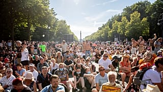 Rund 20.000 Menschen haben in Berlin gegen die Corona-Auflagen protestiert - ohne Maske und Abstand