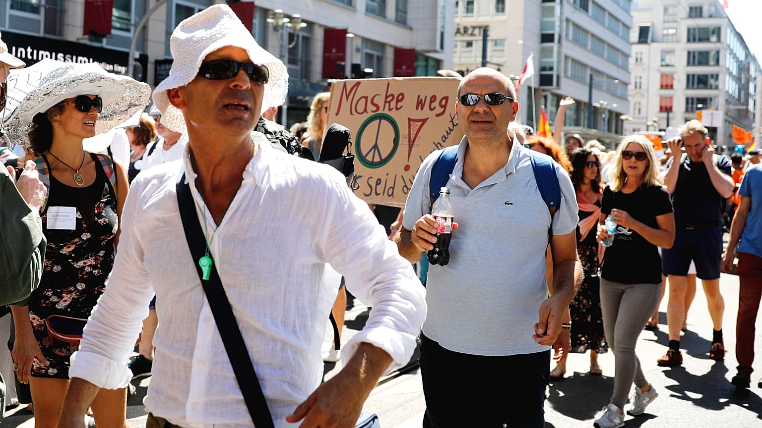 Almanya’da Covid-19 kısıtlamaları protesto edildi