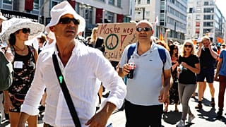 Almanya’da Covid-19 kısıtlamaları protesto edildi