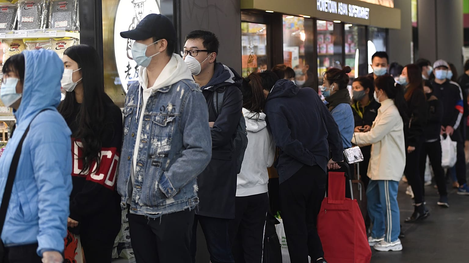 Habitants de Melbourne faisant la queue devant un supermarché le 2 août 2020