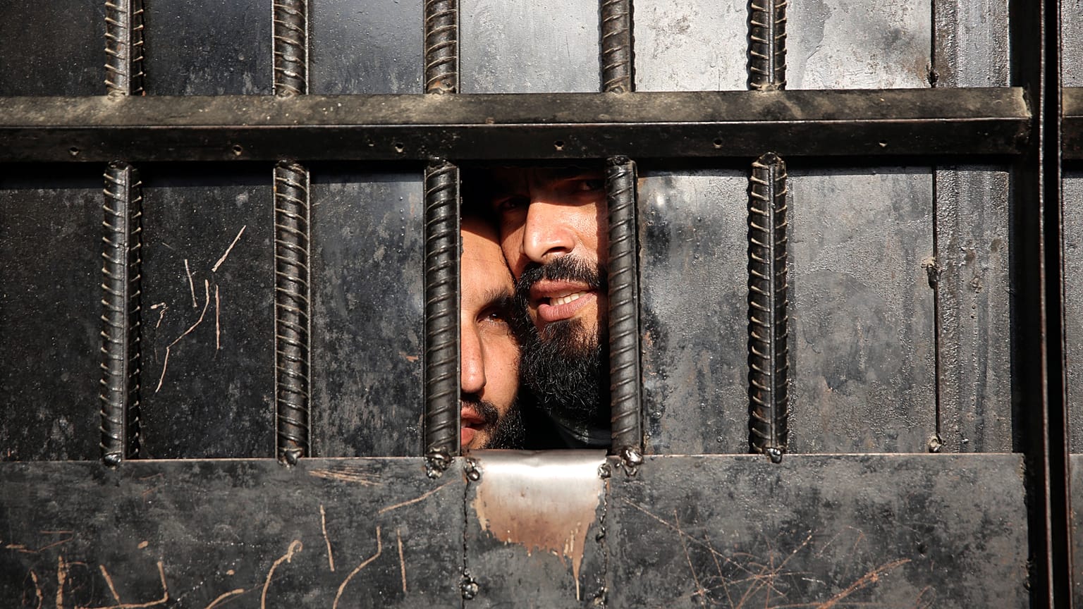 Due prigionieri talebani sopravvissuti all'attentato al carcere. 