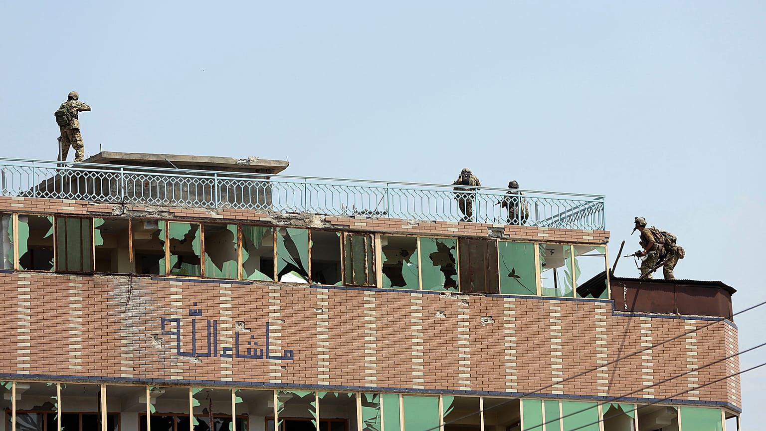 El personal de seguridad afgano toma posición en la cima de un edificio donde se escondían los yihadistas, en la ciudad de Jalalabad, Afganistán, el 3 de agosto de 2020.