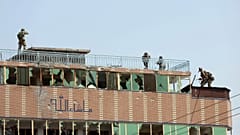El personal de seguridad afgano toma posición en la cima de un edificio donde se escondían los yihadistas, en la ciudad de Jalalabad, Afganistán, el 3 de agosto de 2020.
