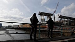Trabajos para demoler lo que quedó del antiguo puente de Morandi en febrero de 2019