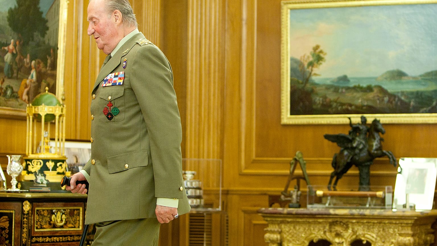 Juan Carlos I. verlässt den Audienzsaal des Zarzuela Palastes (2. Juli 2013)
