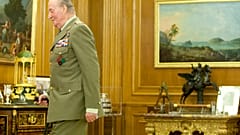 Juan Carlos I. verlässt den Audienzsaal des Zarzuela Palastes (2. Juli 2013)