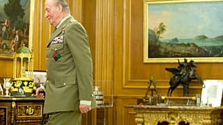 Juan Carlos I. verlässt den Audienzsaal des Zarzuela Palastes (2. Juli 2013)