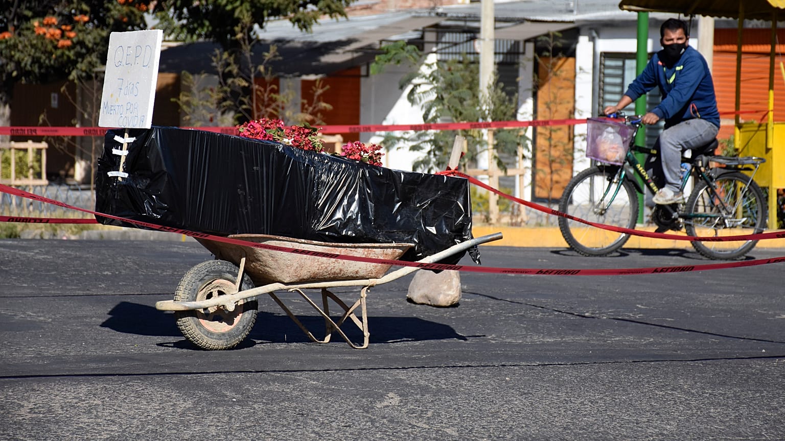 Un ataúd envuelto en plástico que contiene los restos de un hombre no identificado en Cochabamba, Bolivia, el 4 de julio de 2020.