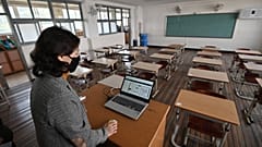 معلمة خلال حصة افتراضية