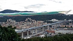 La escuadra acrobática de la Fuerza Aérea Italiana vuela sobre el nuevo puente de San Giorgio con motivo de su inauguración en Génova, Italia, el lunes 3 de agosto de 2020. 