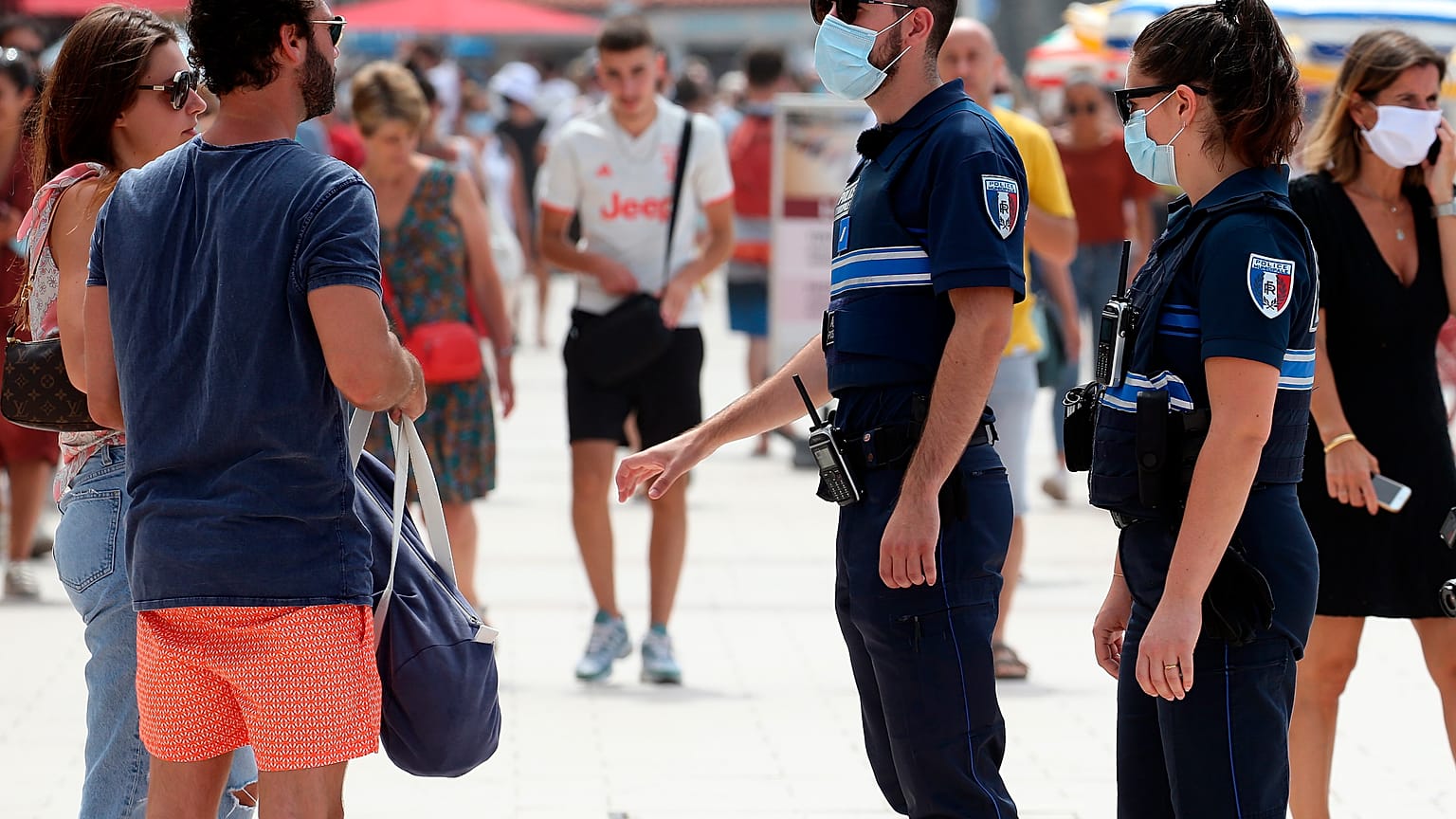 Des policiers français demandent aux passants de porter un masque, Biarritz, France, le 3 août 2020